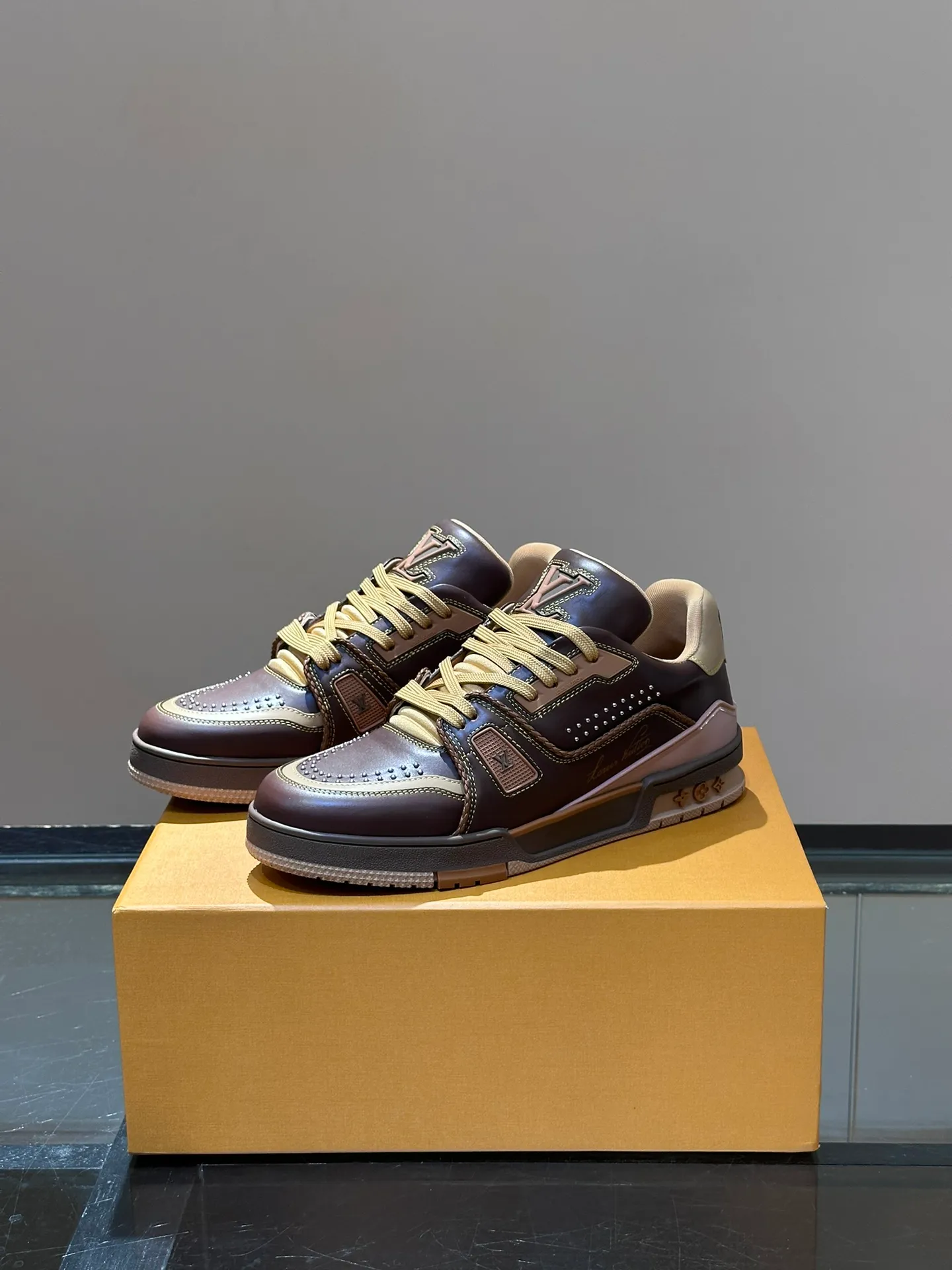 LV P840 men's sneakers, new colors, this LV Trainer sneaker is made of grained calf leather in colorful tones, with rivet decoration on the upper and handwritten Louis Vuitton logo on the side, which contrasts with the western-style Vuitton logo on the rear. The original construction was designed by Virgil Abloh and is inspired by vintage basketball shoes. Continuing the complex upper, the rubber-injected rubber outsole continues the iconic elements, with LV letters on the tongue and sides, Vuitton logo on the rear, Monogram flowers on the outsole, handwritten Louis Vuitton logo on the side, and standard insoles to continue the comfort experience. Comes complete with original box packaging! Size: 38-46
